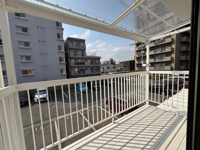 バルコニー　陽当たりがよく広いバルコニーはたくさんの洗濯物が干せます