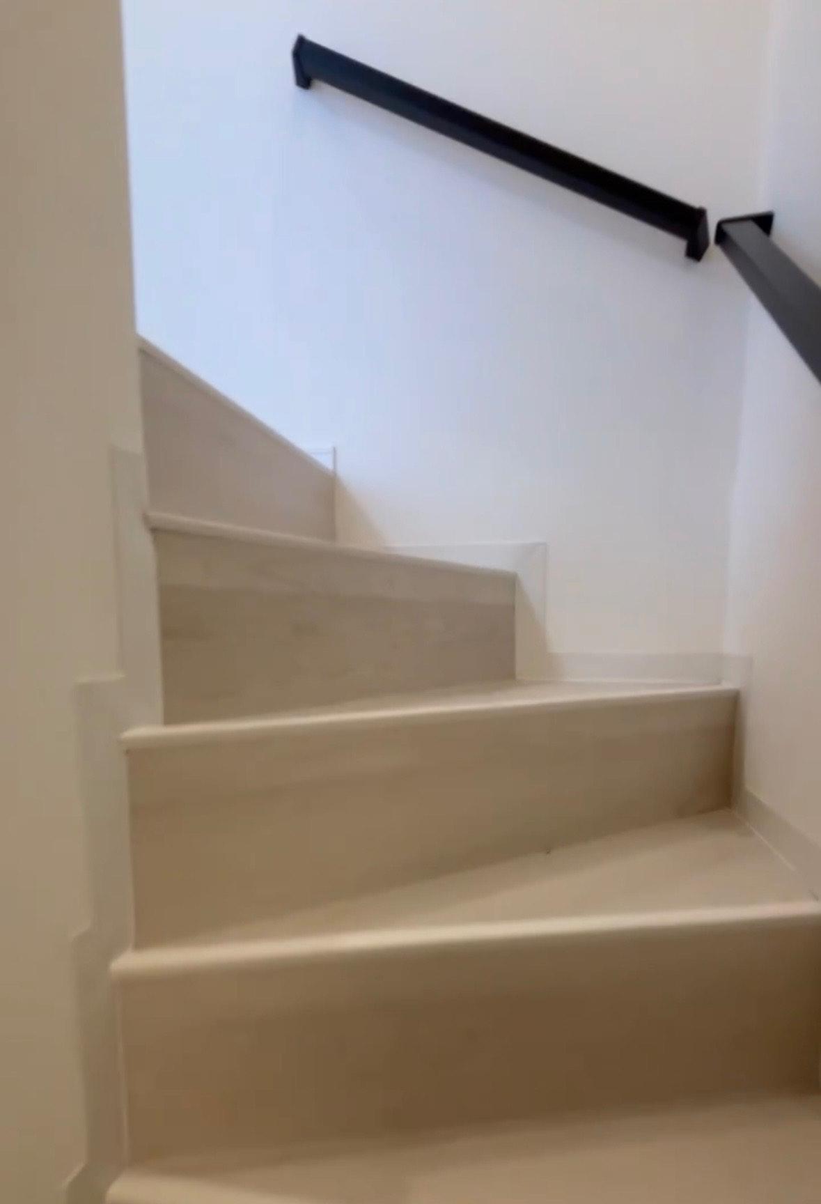 その他設備　階段手すりあり