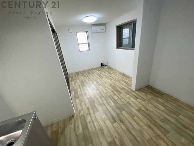 居室・リビング　床色が落ち着いた色合いで綺麗です♪