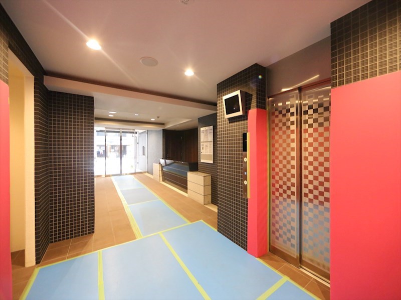 エントランス　エントランス　オートロック　宅配ＢＯＸ　防犯カメラ