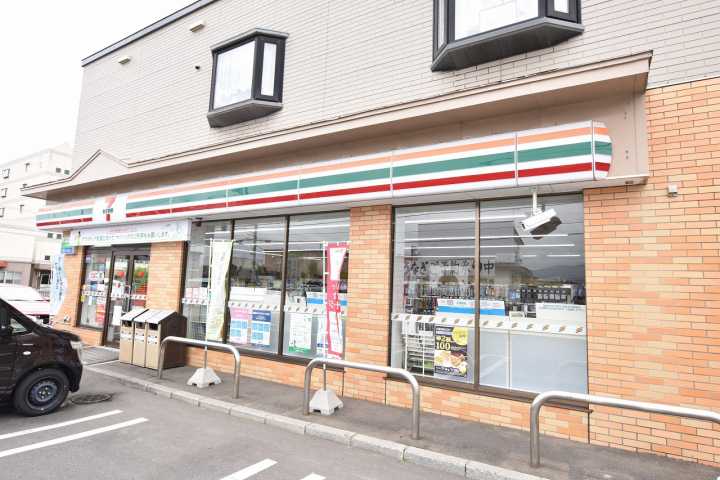 コンビニ　セブンイレブン（コンビニ）まで1044m
