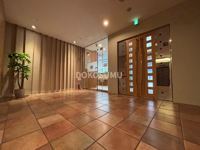 エントランス　オンからオフへ。心地よい静寂へといざなうエントランス。