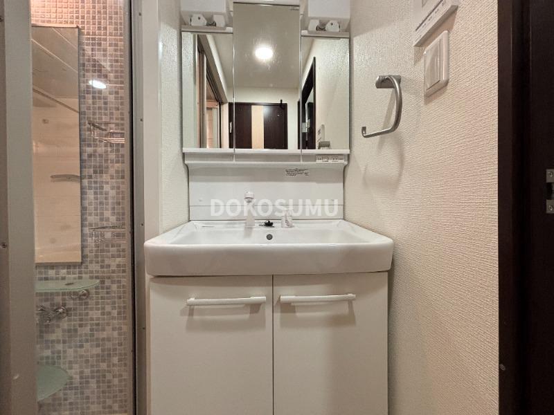 洗面設備　忙しい朝もスムーズに。使いやすさを追求した清潔な洗面空間。