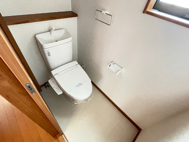 トイレ　温水洗浄便座付きです