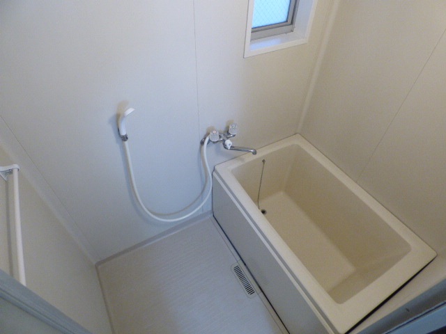 バス・シャワールーム　窓の有る浴室換気良好