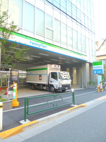 コンビニ　ファミリーマート（コンビニ）まで69m