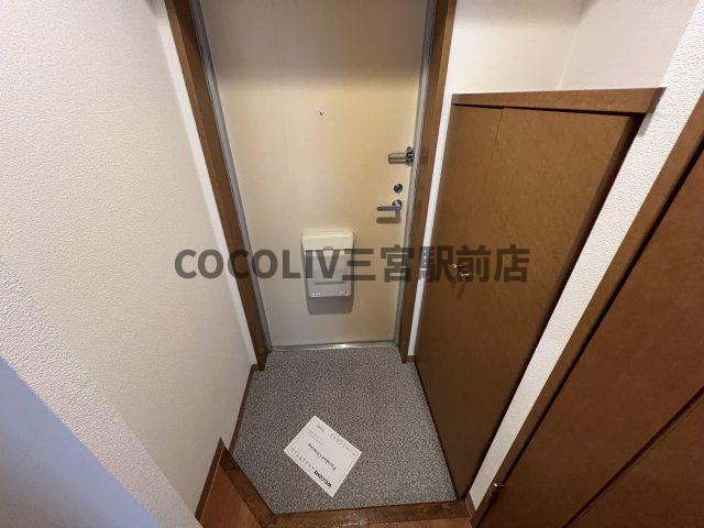 玄関　同物件別部屋写真