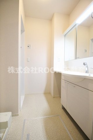 洗面設備　ゆったりとスペースのある洗面所