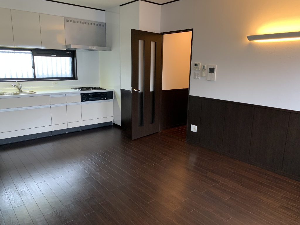 居室・リビング　腰板パネル仕様の室内