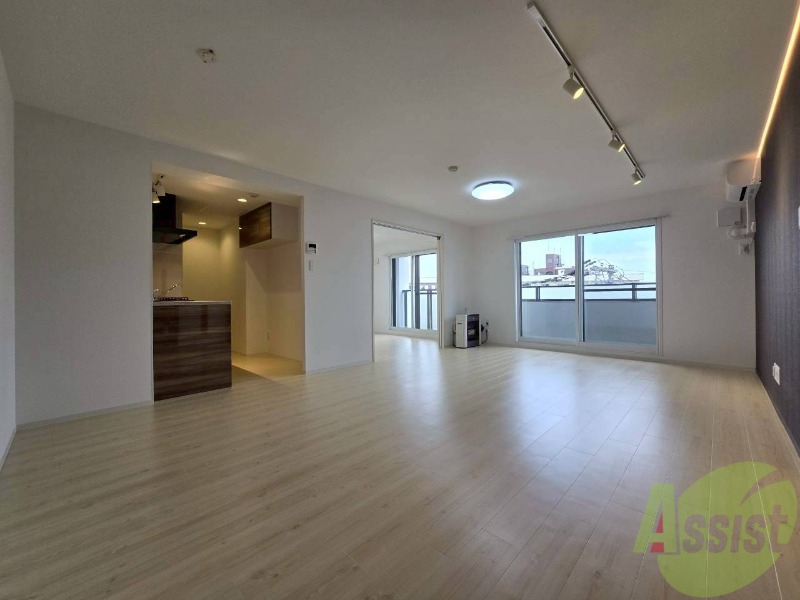 居室・リビング　木目のフローリングは落ち着きのある印象のお部屋になりますね。