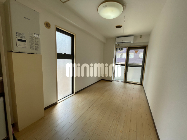 居室・リビング　２面採光の風通し良好の洋室