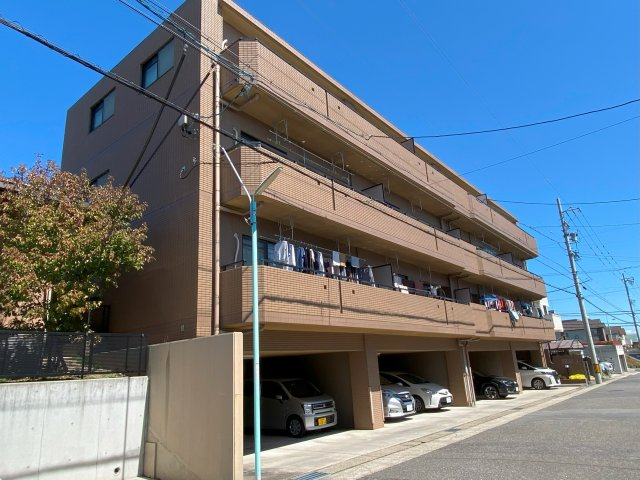 建物外観　１Ｆが駐車場なので防犯も安心だね☆