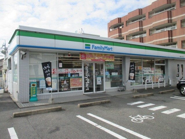 コンビニ　ファミリーマート津栄町二丁目店（コンビニ）まで383m