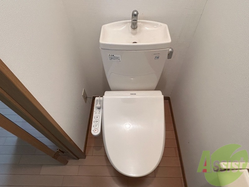 トイレ　温水洗浄便座なので快適に使用できそうですね。