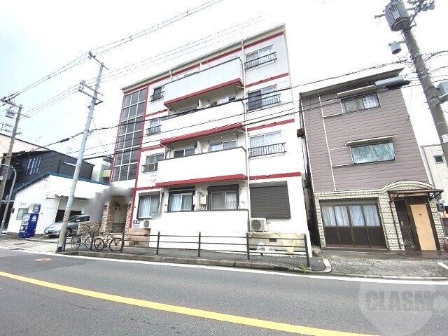 建物外観　赤のラインが目印です
