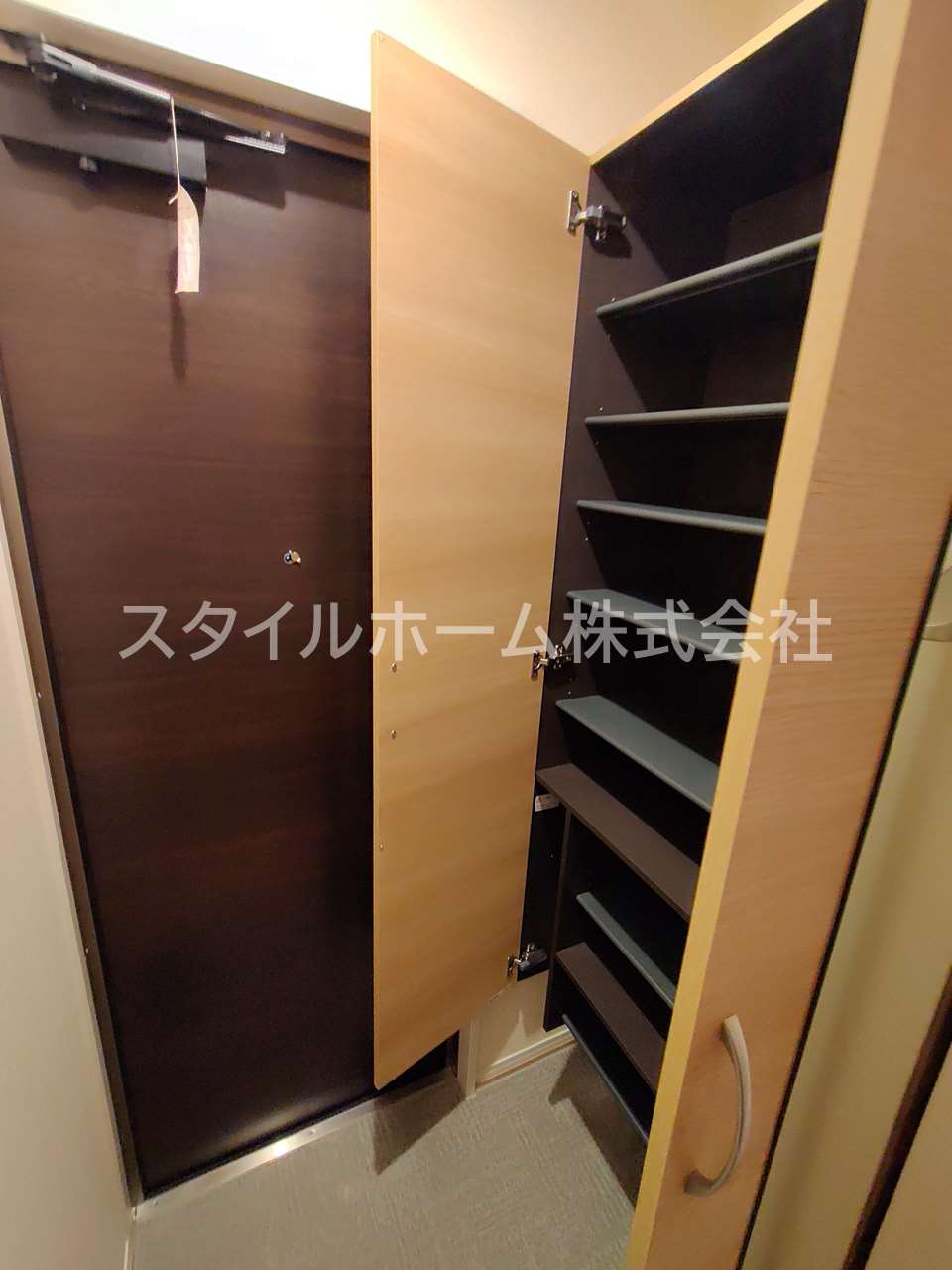 玄関　別部屋写真です。