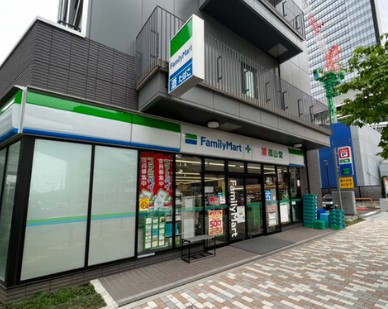コンビニ　ファミリーマート 南山堂竹芝駅前店（コンビニ）まで90m
