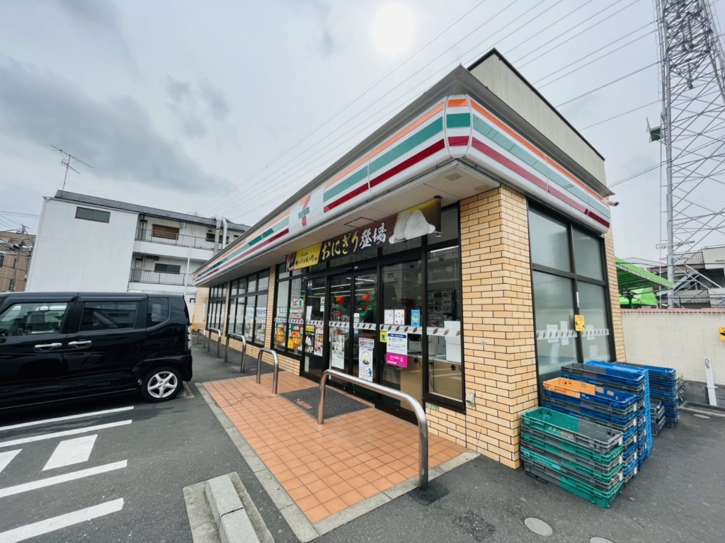 コンビニ　セブンイレブン 足立花保南店（コンビニ）まで364m