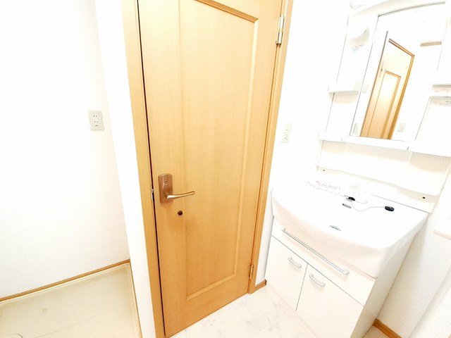 洗面設備　明るい洗面所です