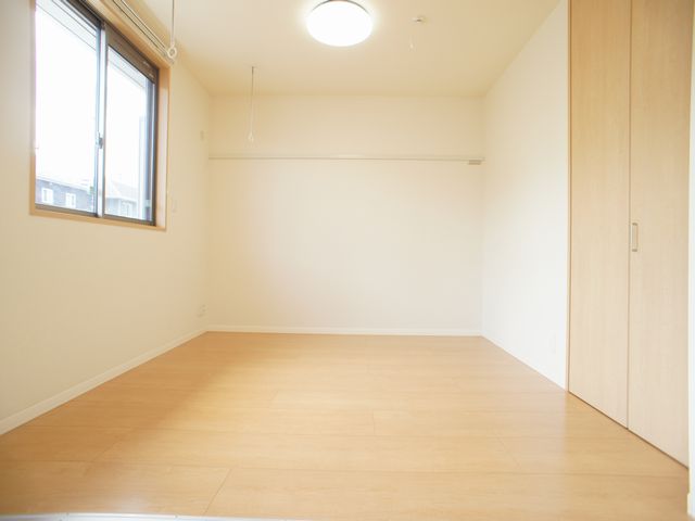 その他部屋・スペース　便利な室内物干し付きの南側洋間です♪