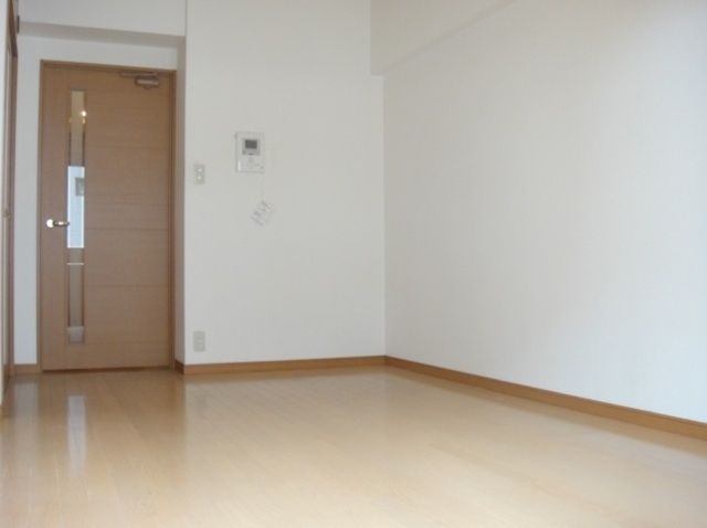 居室・リビング　同物件別部屋のお写真です。現況優先です。