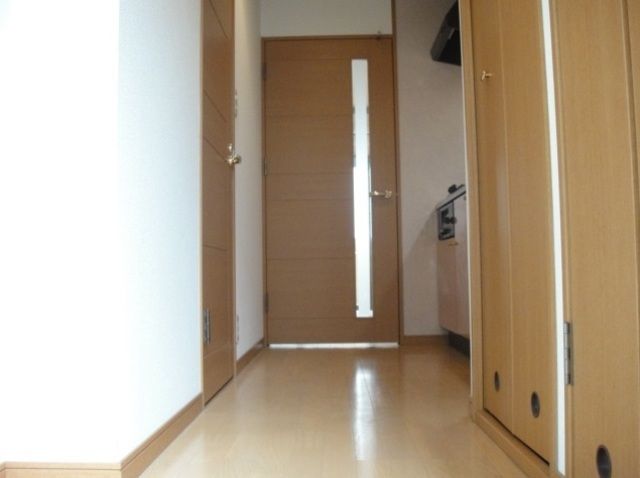 玄関　同物件別部屋のお写真です。現況優先です。