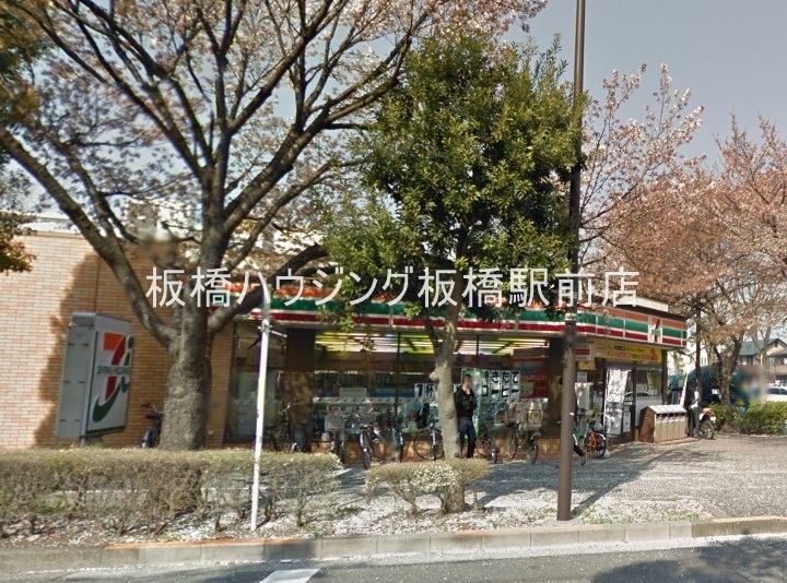 コンビニ　セブンイレブン練馬光が丘2丁目店（コンビニ）まで961m