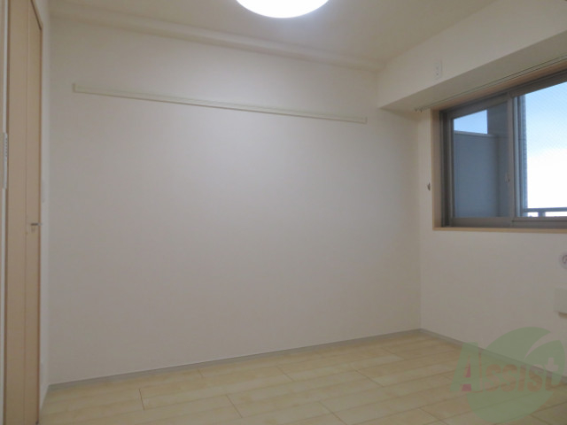 その他部屋・スペース　腰窓からの優しい光が入る落ち着きのあるお部屋ですね。