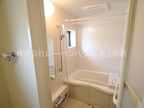 バス・シャワールーム　お風呂にも窓付で換気も安心。