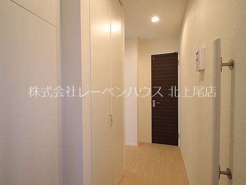 玄関　玄関収納付きで日用品のストックも安心！