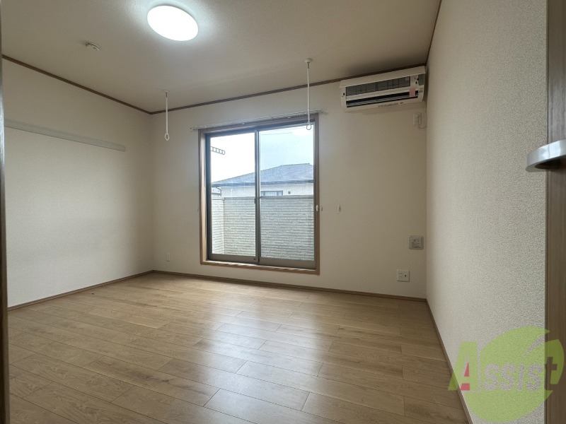 居室・リビング　７帖の洋室です。生活のメインとなる部屋ですね。