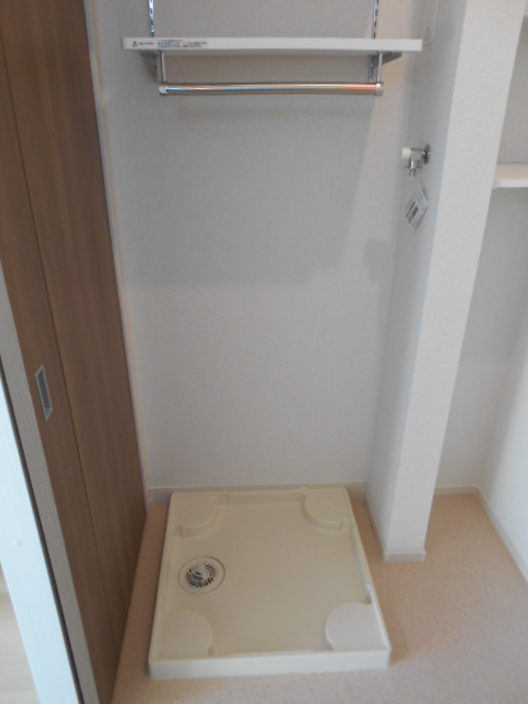 その他　屋内洗濯機置き場完備・小物収納棚あり