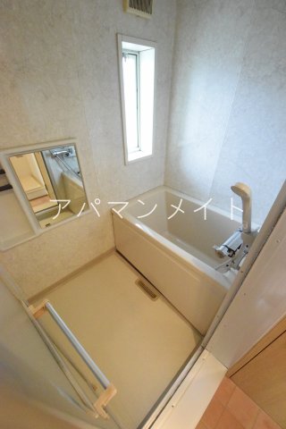 バス・シャワールーム　窓あります