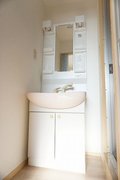 洗面設備　ゆったりとスペースのある洗面所
