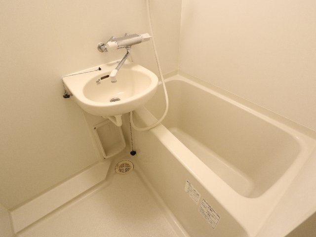 バス・シャワールーム　コンパクトで使いやすいお風呂です