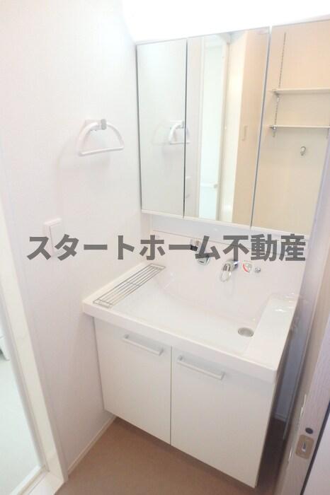 洗面設備　明るい洗面所です
