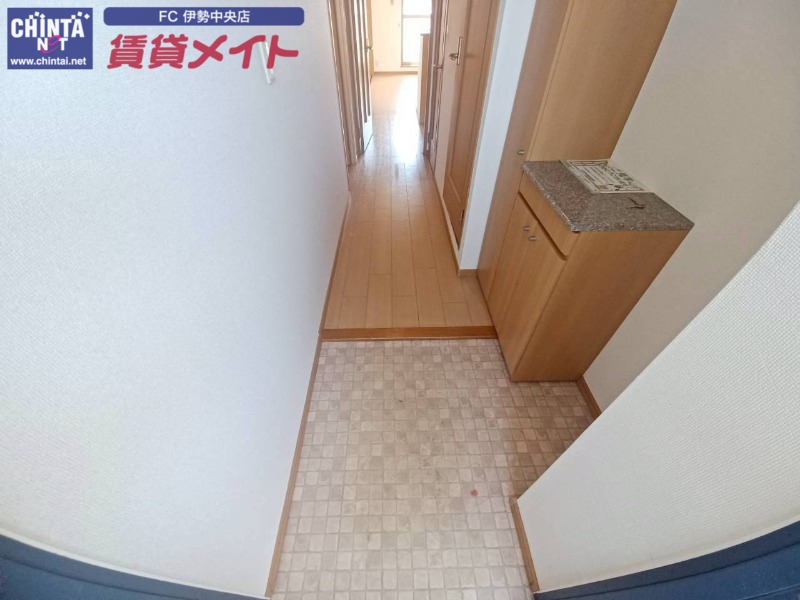 玄関　同物件別部屋の写真