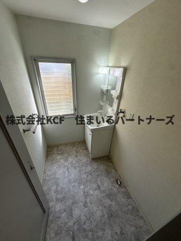 洗面設備　明るい洗面所です