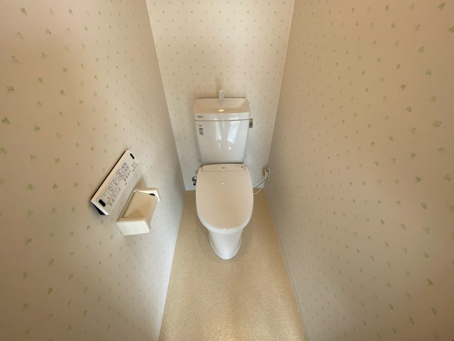 トイレ　温水洗浄便座付きのトイレです♪
