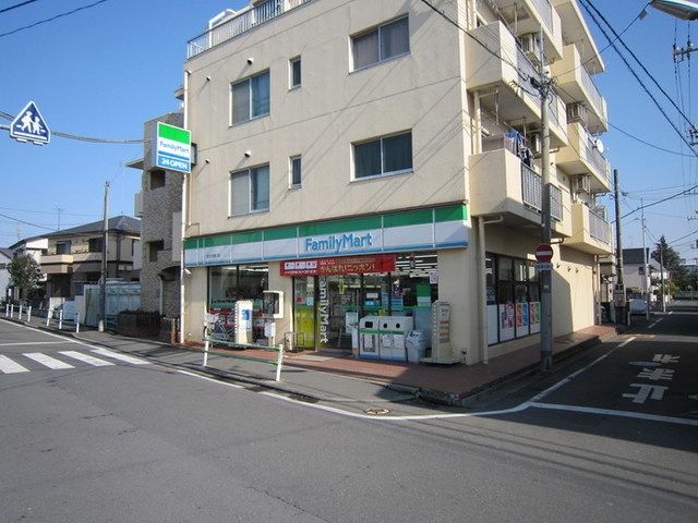 コンビニ　ファミリーマート京王多摩川店（コンビニ）まで930m
