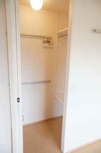 収納　たくさん入るウォークインクローゼットです。