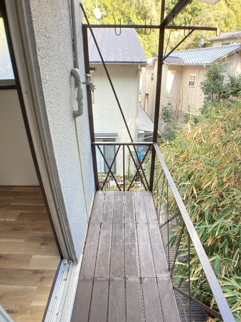 バルコニー　※補修前の参考画像の為、設備等は現況優先。