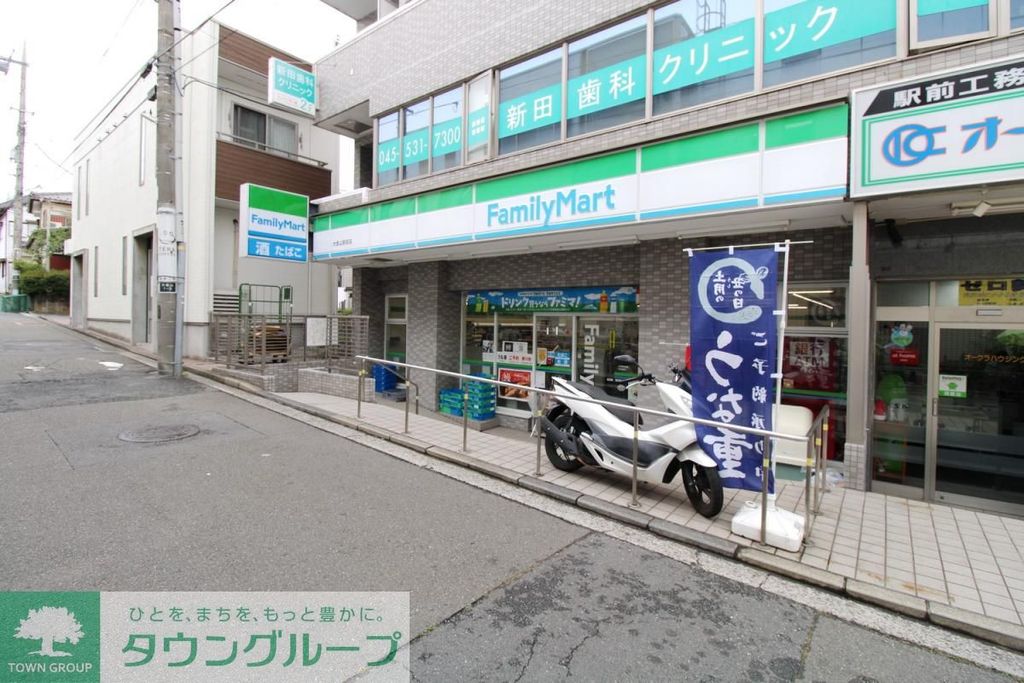 コンビニ　ファミリーマート 大倉山駅前店（コンビニ）まで350m