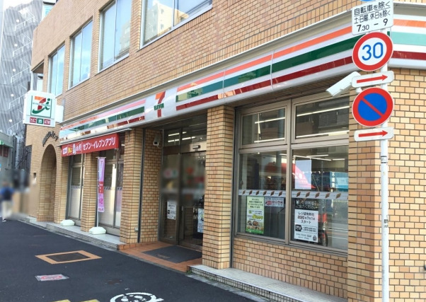 コンビニ　セブンイレブン新宿曙橋駅北店（コンビニ）まで282m
