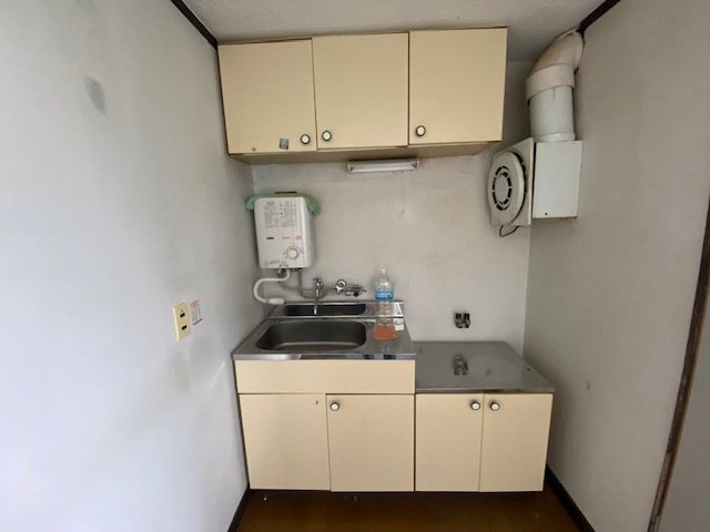 キッチン　※同物件の別号室のなりますので、実際とは異なる可能性がござい
