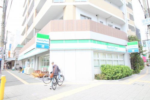 コンビニ　ファミリーマート服部駅前店（コンビニ）まで365m
