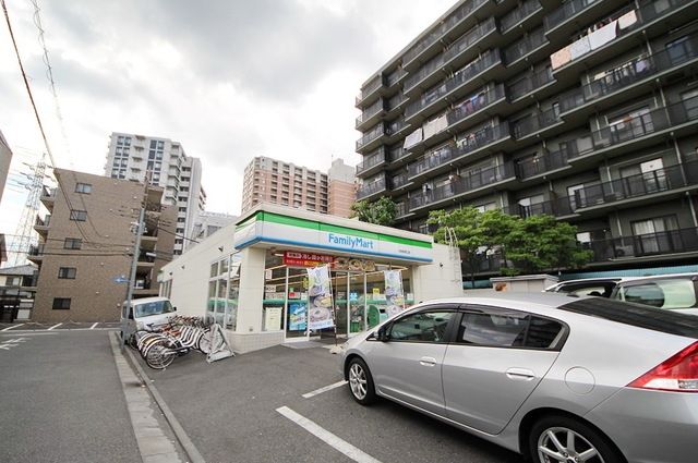 コンビニ　ファミリーマート与野駅西口店（コンビニ）まで607m