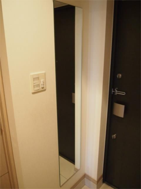 玄関　写真は同タイプ住居です。