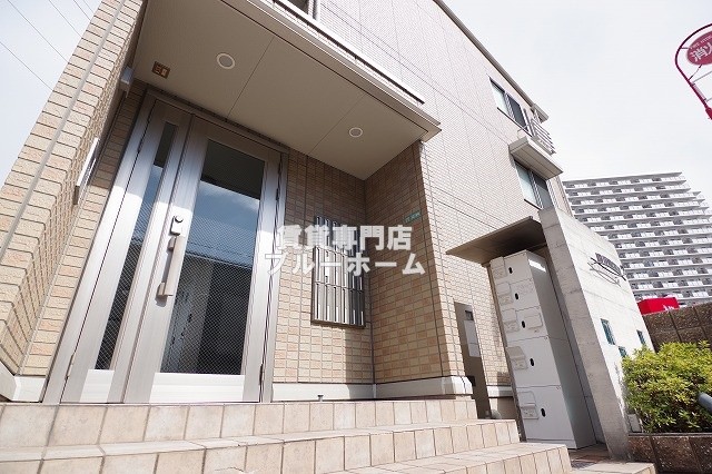 建物外観　駅前軽量鉄骨造3階建ての物件！