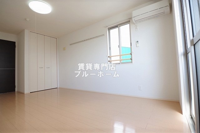 居室・リビング　角部屋なので窓があります